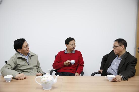 左起：谢宇、饶毅和鲁白三人接受《十分观见》的采访。