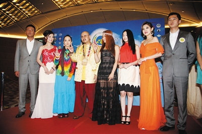 2012年4月22日,香港,白玛奥色和多位艺人出席某活动记者会。