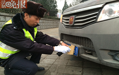 雾霾限号首日:单号车遮挡号牌违规上路被扣12