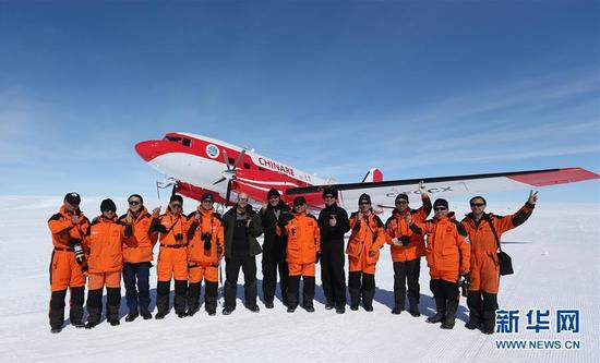 12月7日，中国首架极地固定翼飞机“雪鹰601”在中山站附近成功试飞后，科考队 员们合影留念。