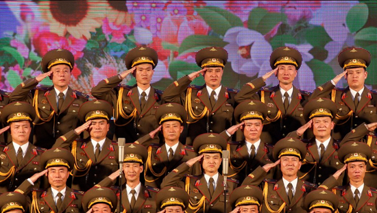 在莫斯科演出时，合唱团成员统一着军装。（资料图）