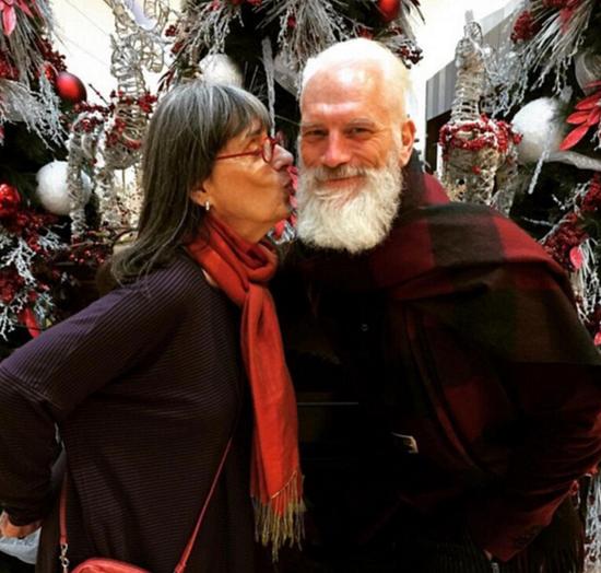 保罗·梅森(Paul Mason)是一名专业的模特，一年前开始参与约克戴尔购物中心的圣诞节日活动，装扮成圣诞老人的形象。