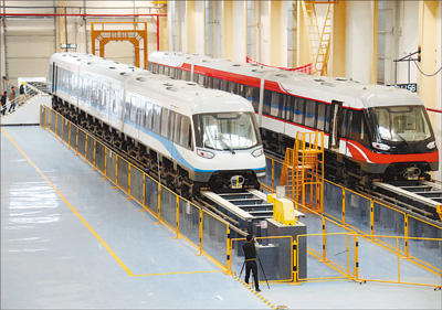 图为工程技术人员在长沙调试磁浮列车。