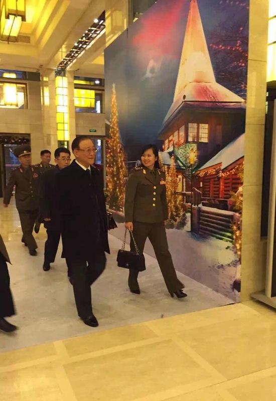 牡丹峰乐团团长玄松月出现(右一,手提包包者)在酒店内。此前,对于她曾有诸多传闻。