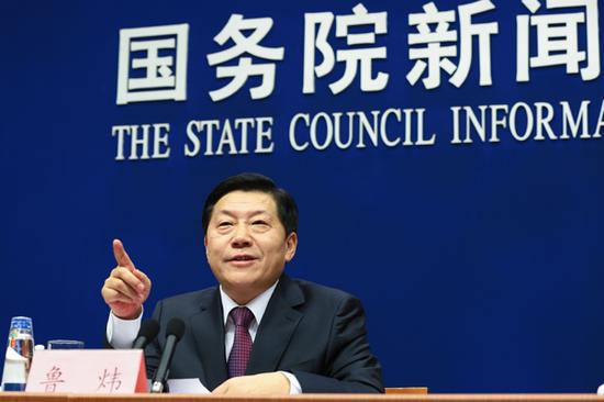 国务院新闻办公室2015年12月9日（星期三）上午10时举行新闻发布会，请国家互联网信息办公室和浙江省负责同志介绍第二届世界互联网大会有关情况及筹备工作进展，并答记者问。图为国家互联网信息办公室主任鲁炜回答记者问题。记者 杨同贺 摄