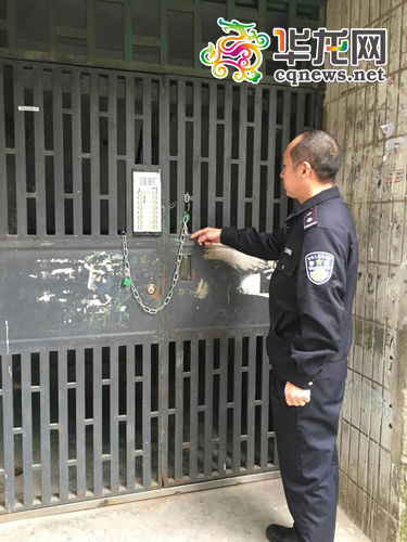 图为民警还原事发时铁链锁门的场景。 记者 陈俊帆摄