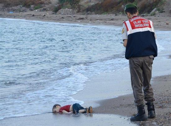 叙利亚三岁小难民伏尸海滩