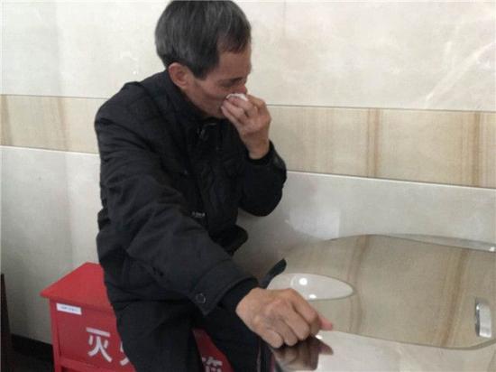 看不到希望的他失声痛哭。