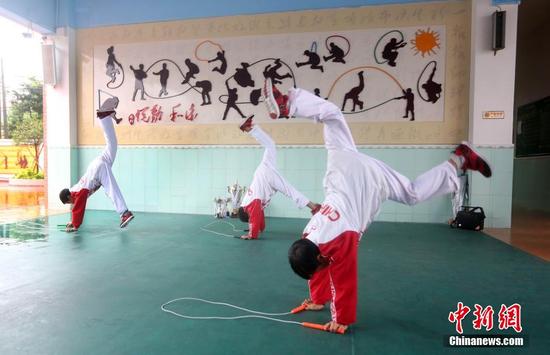 图为花都区七星小学学生在练习集体花样跳。 