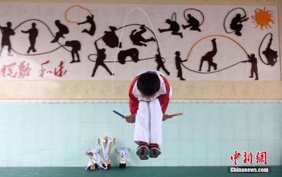 图为一人打破两项世界纪录的岑小林在练习多摇跳。