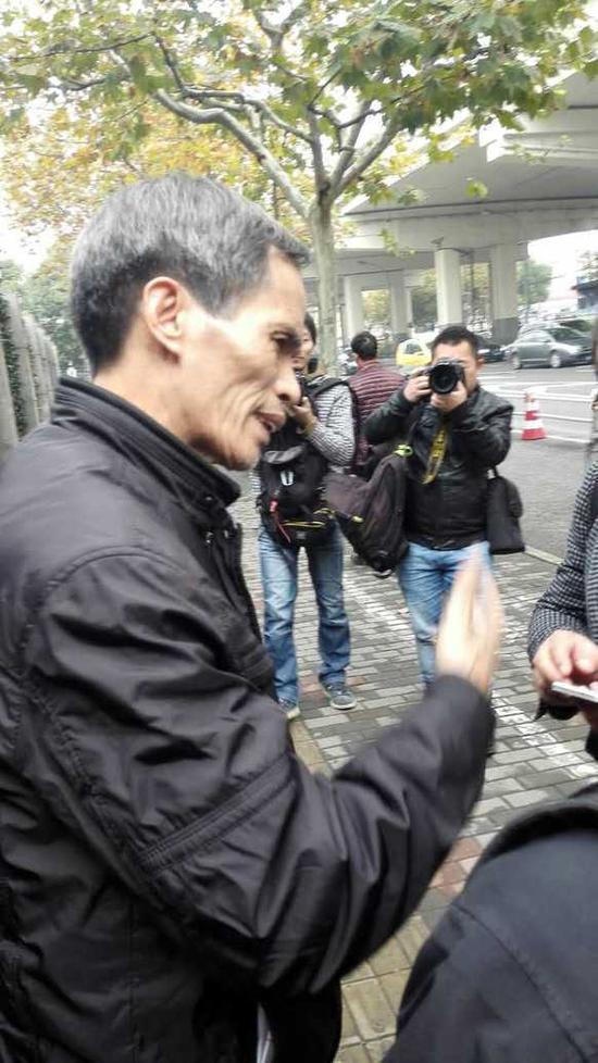 12月11日,与儿子林森浩见了最后一面的林尊耀从上海二中院出来。中国青年报•中青在线记者 王烨捷摄