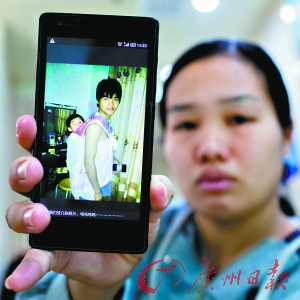 陈晓勤手机里留着丈夫出事后和生前的照片。广州日报记者陈忧子 摄