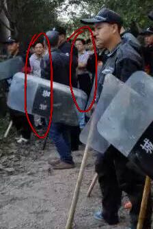 被圈出人物左侧为程少文,右侧被指疑为汉川副市长李铁新