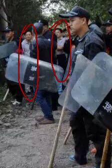 被圈出人物左侧为程少文，右侧被指疑为汉川副市长李铁新