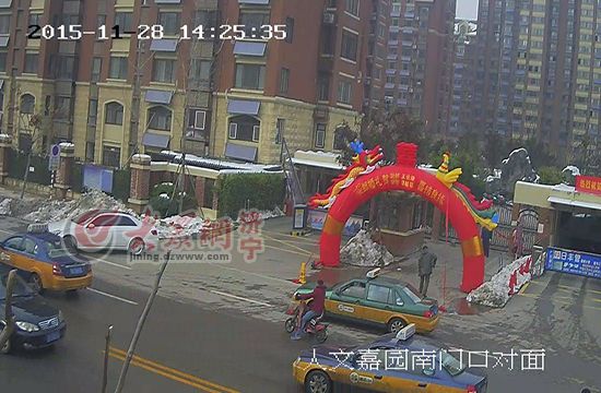 监控拍下张某到人文嘉园实施踩点(视频截图)。