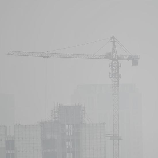 南昌遭雾霾锁城 城市高楼如“空中楼阁”