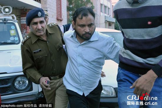 当地时间2015年12月11日，印度斋蒲尔一名30岁男子Mohammad Sirajuddin因从事非法活动被逮捕。据悉，Mohammad Sirajuddin通过网络小组和论坛鼓动穆斯林年轻人加入ISIS。