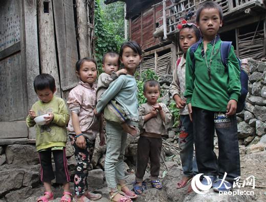 贵州罗甸县打改村，几名留守儿童放学回到村子。人民网 赵艳红摄