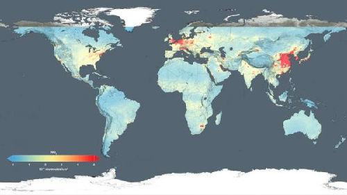NASA将2005年至2014年气流卫星制成的地图，资料显示，过去10年中国大陆、印度、和中东因工业扩张使污染增加。（图片来源：台湾“中央社”）