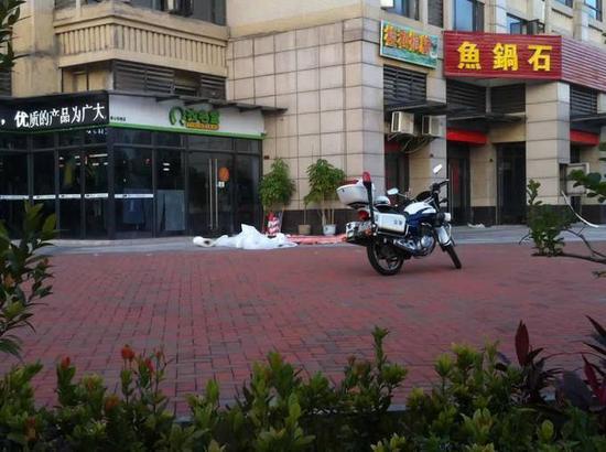 三人坠亡，尸体已经用白布盖起来了