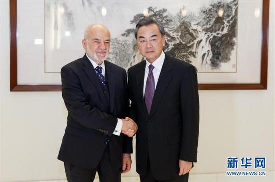 12月17日，中国外交部长王毅（右）在纽约会见伊拉克外长贾法里。