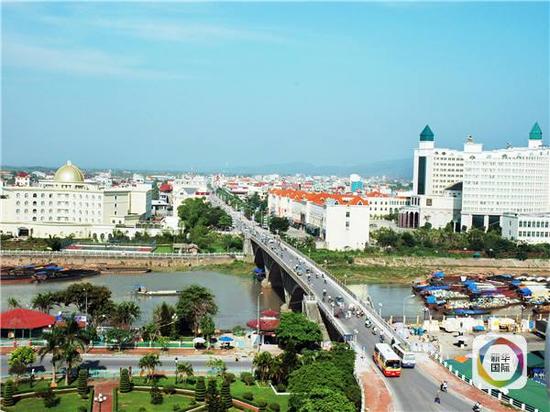 图为芒街市内风景。