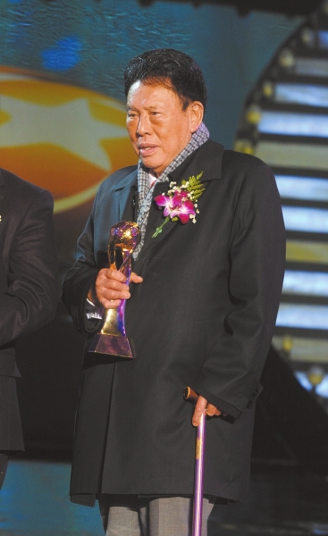 2009年,余彭年获CCTV经济年度人物社会公益奖。图/东方IC