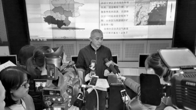 昨天，北京市环保局应急处处长王斌接受记者采访。京华时报通讯员 杜昊 摄