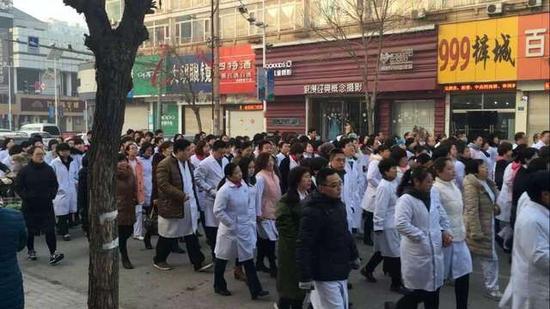 19日上午，河北永清县人民医院上百名医务人员上街抗议游行。网友供图