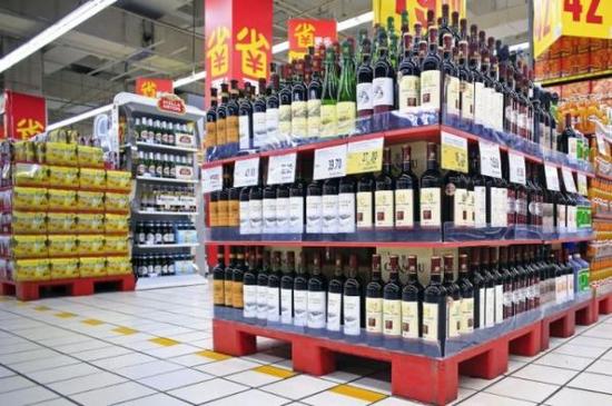 资料图：上海一家超市内销售的葡萄酒。
