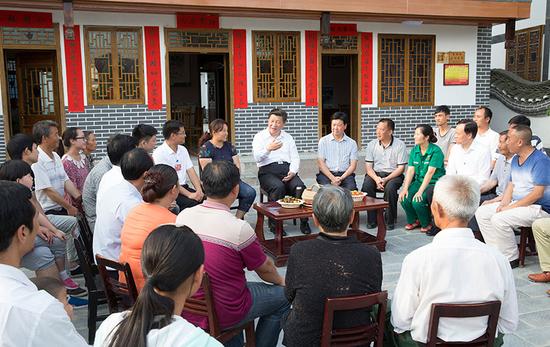 图为：2015年6月16日下午，习近平在遵义县枫香镇花茂村同村民座谈。