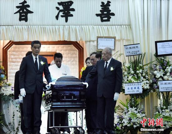 杜叶锡恩出殡，香港特区三任特首董建华（右）、曾荫权（右二）、梁振英（左）为其扶灵，中新社记者 张宇 摄
