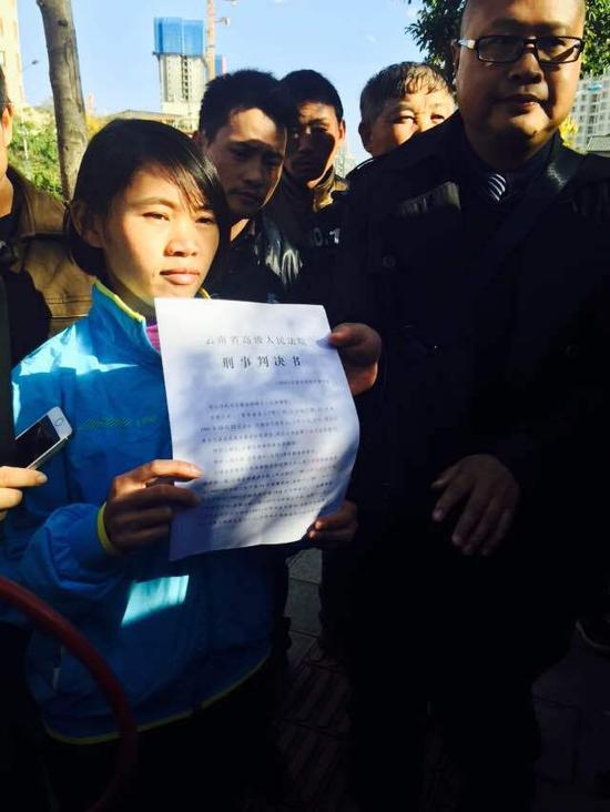 12月21日下午，钱仁凤无罪获释后，手拿判决书。上游新闻记者 张曼双 摄