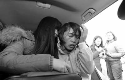 钱仁风坐上车后失声痛哭。京华时报记者欧阳晓菲摄