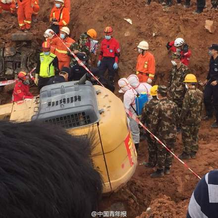 深圳滑坡再发现一名遇难者遗体 救援人员默哀1