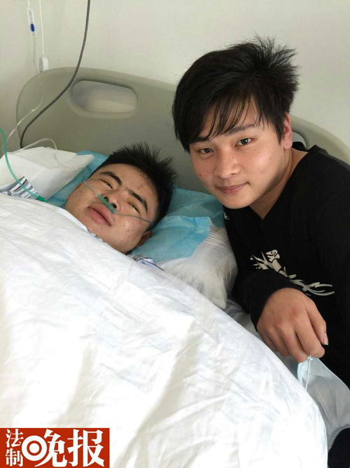 （今天下午，获救幸存者田泽明和表哥在病房中。图片由受访者提供）
