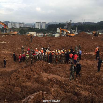 深圳滑坡再发现一名遇难者遗体 救援人员默哀3