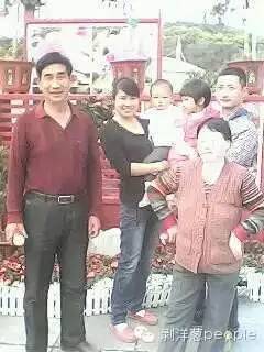 王永权同父母合影,前排左一,父亲,左二母亲。