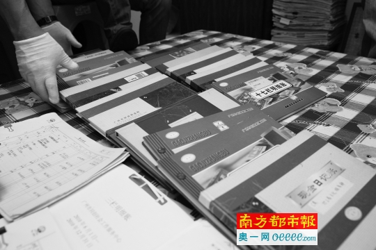警方在曾飞洋家搜出大量账本,记录了与境外组织的资金往来。图片来源:南方都市报