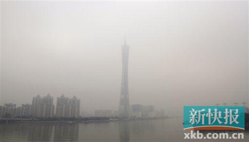 昨日广州塔深陷雾霾,广州八区污染严重,可见度极低,。