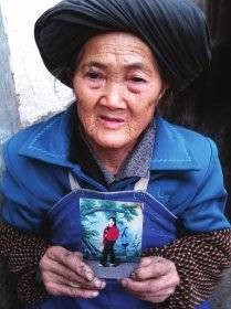 2012年12月，巧家县崇溪乡南团村钱粮社钱仁凤的家中，72岁的钱母手持女儿照片。网络图片