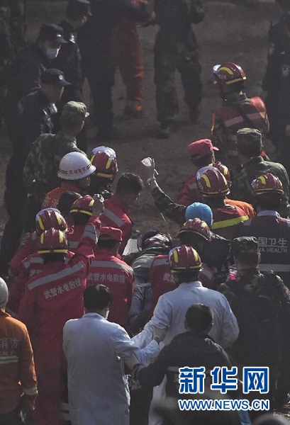 12月23日，深圳滑坡事故首名幸存者被救出。 新华社记者 金良快 摄