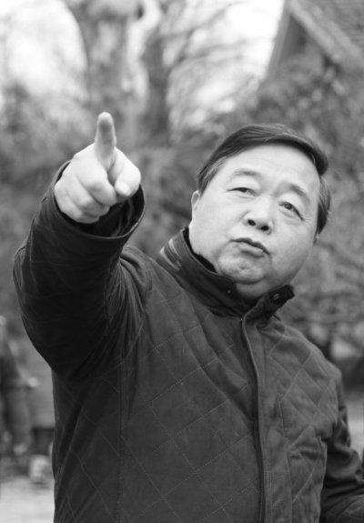 法学博士季建业在南京有“推土机”市长之称，市民称六朝古都被他“开膛破肚”