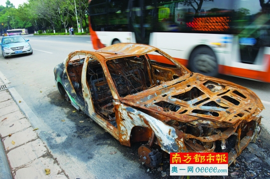  黄埔区神舟路公交站点旁遭遗弃的小轿车成为交通隐患。南都记者 梁炜培 摄