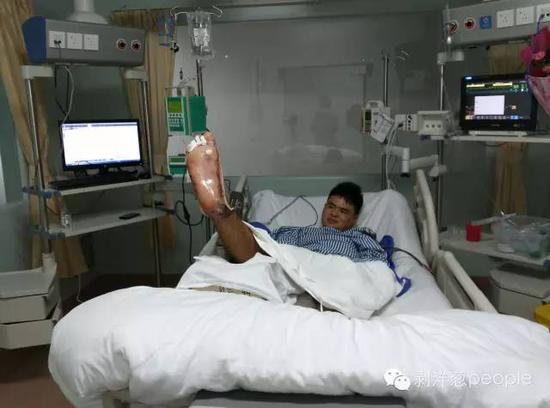 田泽明正在深圳第二人民医院ICU病房观察和治疗。受访者供图