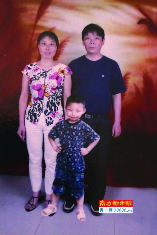 广西全州人曹美玲的儿子蒋峥2006年被拐走，为了找到儿子，夫妻俩用儿子的照片P S了一张合影。