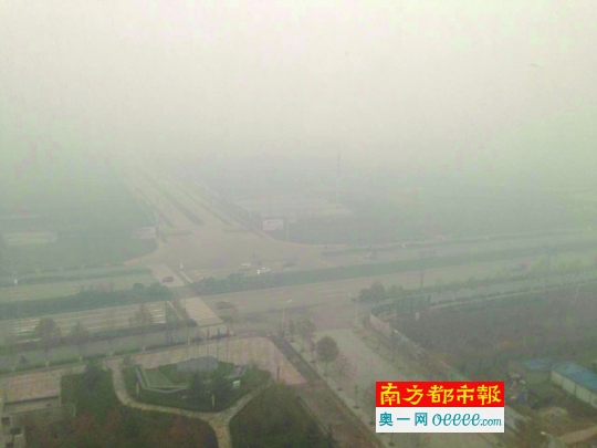 12月9日,河北邢台市区,重霾之下,远处的楼宇都“消失”了。