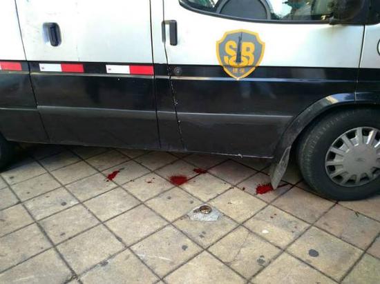 运钞车车底有血迹。目击者供图