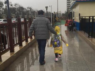 蔡智奇送小女儿上幼儿园。