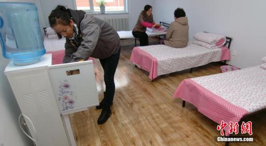资料图:辽宁省锦州市凌河区11个街道32家社区为禁止家暴修复家庭关系,对家庭纠纷进行调解告诫“零”容忍同时,对家庭暴力说“不”,先后建起消除家暴庇护所,开展妇女心理咨询全天候进行公益性服务维护妇女权益,让遭受家暴妇女有了温馨的“避风港”。